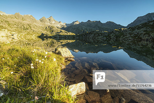 Die felsigen Gipfel spiegeln sich im Lago Nero in der Morgendämmerung  Cornisello  Pinzolo  Brenta-Dolomiten  Trentino-Südtirol  Italien  Europa