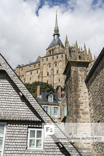 Blick auf die Abtei Mont Saint-Michel von unten  UNESCO-Weltkulturerbe  Mont-Saint-Michel  Normandie  Frankreich  Europa