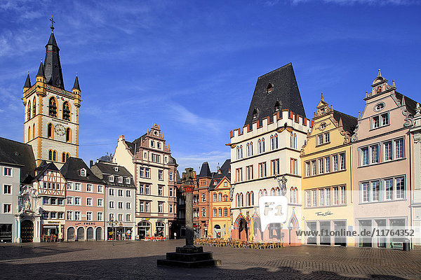 Hauptmarkt mit St. Gangolf Kirche und Steipe Gebäude  Trier  Mosel  Rheinland-Pfalz  Deutschland  Europa