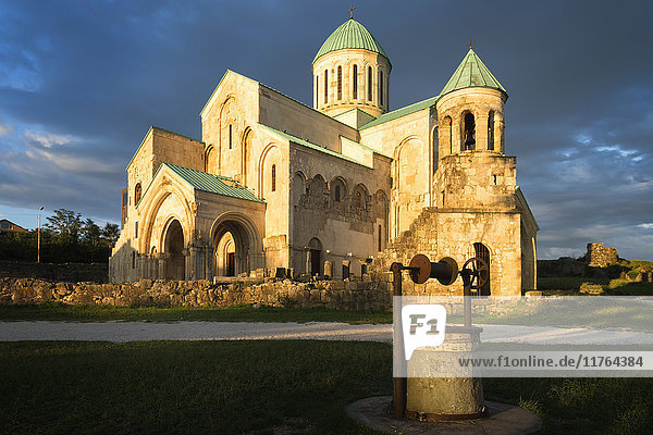 Bagrati-Kathedrale (Mariä-Entschlafens-Kathedrale) (Kathedrale von Kutaisi) bei Sonnenuntergang  UNESCO-Weltkulturerbe  Kutaisi  Region Imereti  Georgien  Kaukasus  Asien