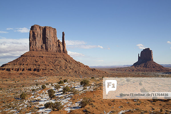 West Mitten Butte auf der linken Seite und East Mitten Butte auf der rechten Seite  Monument Valley Navajo Tribal Park  Utah  Vereinigte Staaten von Amerika  Nord Amerika