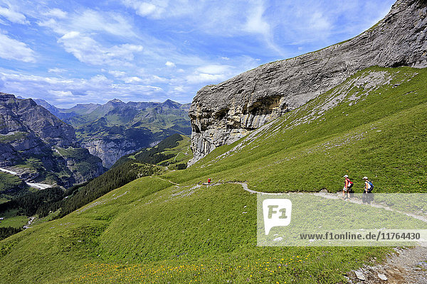 Wanderer auf der Kleinen Scheidegg  Grindelwald  Berner Oberland  Schweiz  Europa