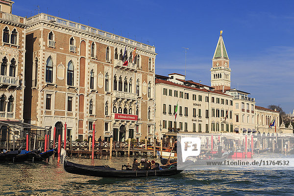 Gondolas on the Grand Canal  winter afternoon sun  Venice  UNESCO World Heritage Site  Veneto  Italy  Europe