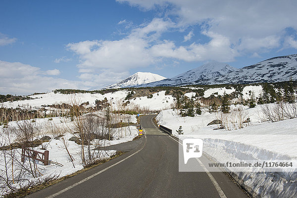 Straße  die durch die schneebedeckten Berge des Daisetsuzan-Nationalparks führt  UNESCO-Welterbe  Hokkaido  Japan  Asien