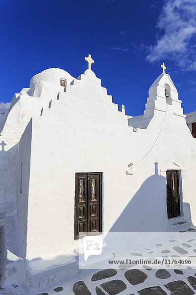 Weiß getünchte Panagia Paraportiani  Mykonos berühmteste Kirche  unter blauem Himmel  Mykonos Stadt (Chora)  Mykonos  Kykladen  Griechische Inseln  Griechenland  Europa
