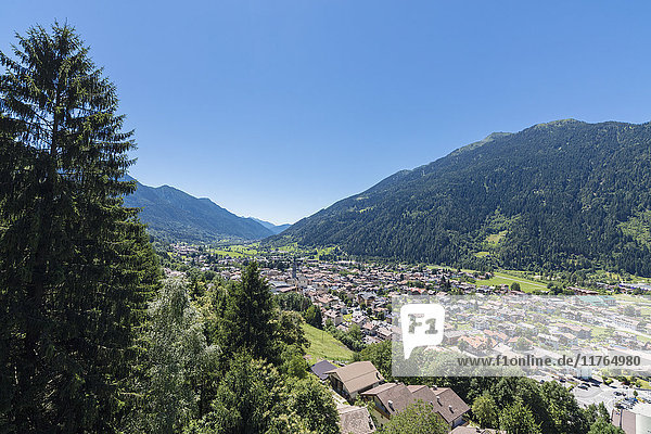 Blauer Himmel und Wälder umrahmen das Bergdorf Pinzolo  Brenta-Dolomiten  Trentino-Südtirol  Italien  Europa