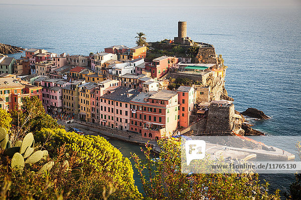 Vernazza im Licht des Sonnenuntergangs  Nationalpark Cinque Terre  UNESCO-Weltkulturerbe  Ligurien  Italien  Mittelmeer  Europa