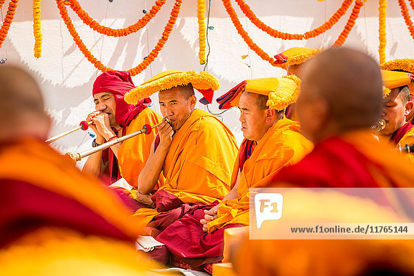Buddhistische Mönche beten um den Tempel in Bouddha (Bodhnath)  Kathmandu  Nepal  Asien
