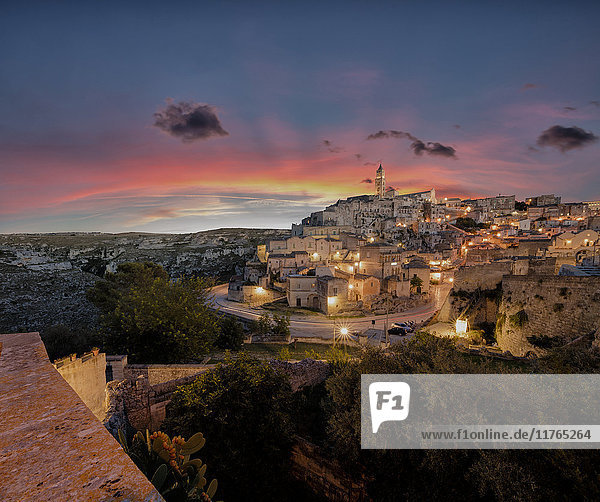 Sonnenuntergang über der antiken Stadt und dem historischen Zentrum namens Sassi  das auf einem Felsen auf einem Hügel thront  Matera  Basilikata  Italien  Europa