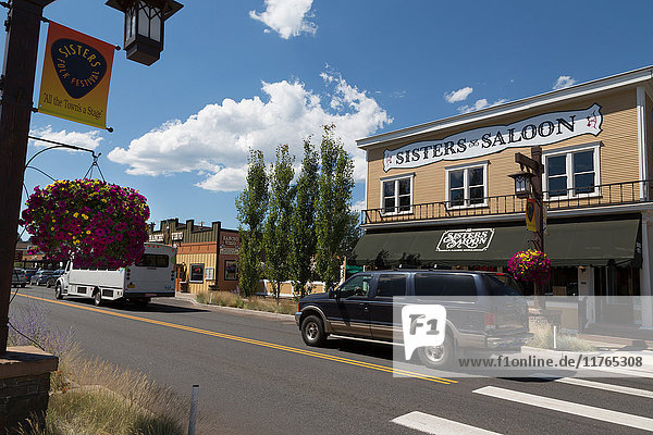 Autos in einer traditionellen Straße in der historischen Stadt Sisters in Deschutes County  Oregon  Vereinigte Staaten von Amerika  Nordamerika