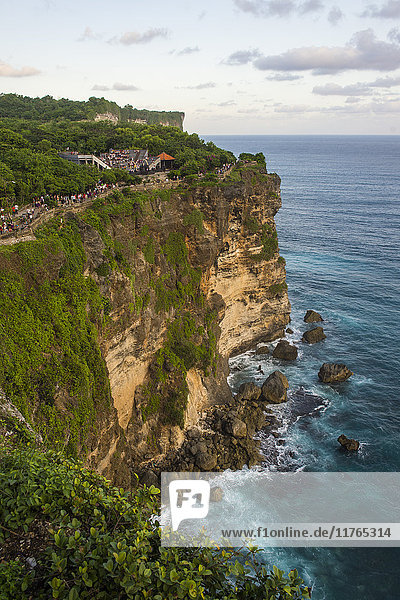 Die steilen Klippen im Bereich des Uluwatu-Tempels (Pura Luhur Uluwatu)  Uluwatu  Bali  Indonesien  Südostasien  Asien
