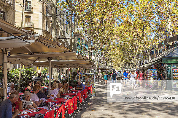 Straßencafé-Restaurant auf dem Boulevard La Rambla (Las Ramblas)  der Flaniermeile in Barcelona  Katalonien (Catalunya)  Spanien  Europa