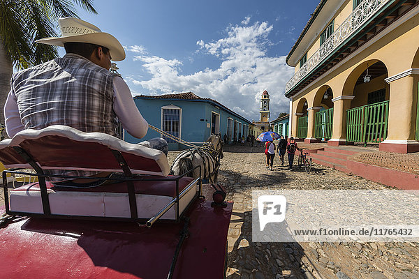 Ein von Pferden gezogener Karren  auch bekannt als coche  auf der Plaza Mayor  Trinidad  UNESCO-Weltkulturerbe  Kuba  Westindien  Karibik  Mittelamerika