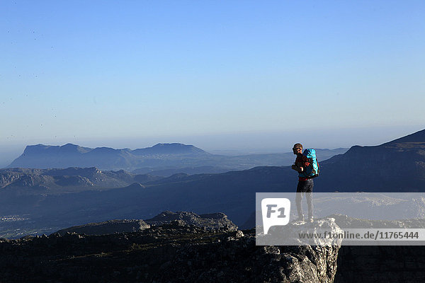 Ein Wanderer auf dem Tafelberg  Kapstadt  Südafrika  Afrika