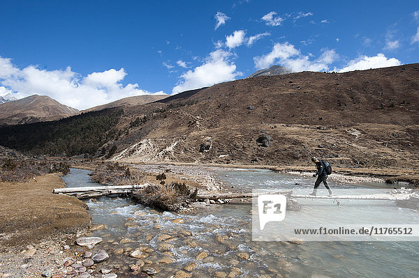 Trekking über eine provisorische Brücke zwischen Shomuthang und Robluthang auf der Laya-Gasa-Trekkingroute  Bezirk Gasa  Bhutan  Asien