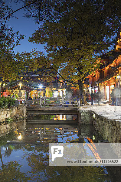 Canalside restaurant at dusk  Lijiang  UNESCO World Heritage Site  Yunnan  China  Asia