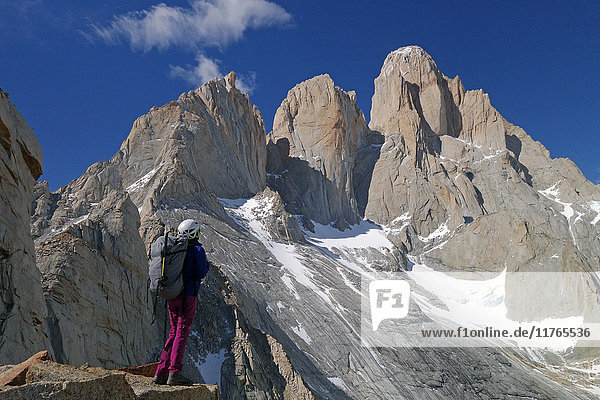Ein Bergsteiger blickt hinauf zum Cerro Fitz Roy  El-Chalten-Massiv  Patagonien  Argentinien  Südamerika