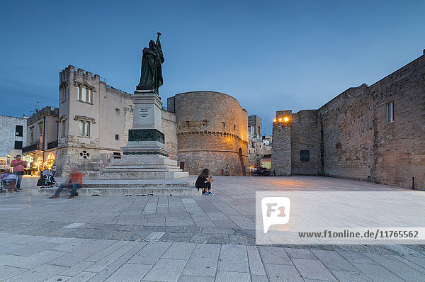 Dämmerungslicht auf der mittelalterlichen Festung und den Plätzen der Altstadt  Otranto  Provinz Lecce  Apulien  Italien  Europa
