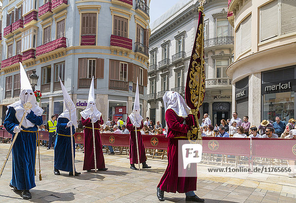 Einheimische nehmen an der Auferstehungsparade am Ostersonntag teil  Malaga  Costa del Sol  Andalusien  Spanien  Europa