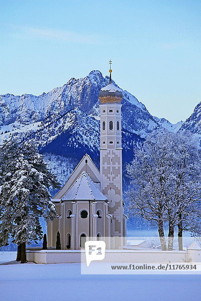 Kirche St. Coloman und Tannheimer Alpen bei Schwangau  Allgäu  Bayern  Deutschland  Europa