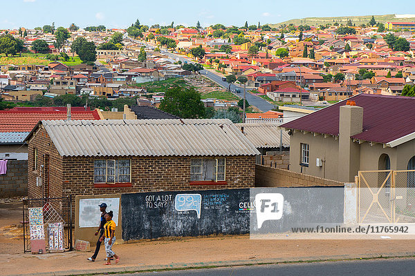 Das sich verändernde Gesicht von Soweto mit den ursprünglichen Häusern im Vordergrund und den wohlhabenderen Vororten im Hintergrund  Soweto  Johannesburg  Südafrika  Afrika