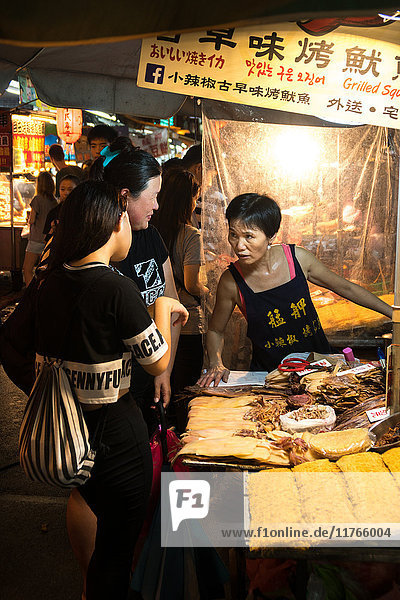 Verkäufer und Kunden  Lebensmittelstand  Shilin-Nachtmarkt  Taipeh  Taiwan  Asien
