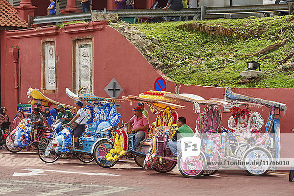 Trishaw drivers waiting for a fare  Malacca City  Malaysia  Southeast Asia  Asia