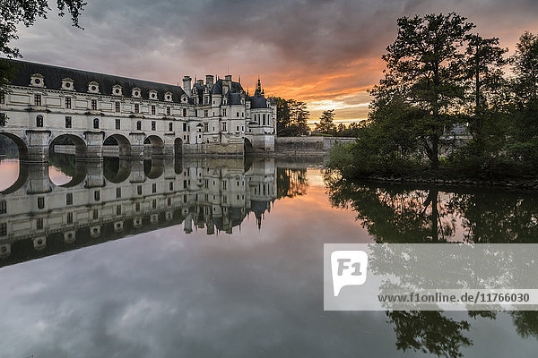 Schloss Chenonceau spiegelt sich bei Sonnenuntergang in der Loire  UNESCO-Weltkulturerbe  Chenonceaux  Indre-et-Loire  Centre  Frankreich  Europa