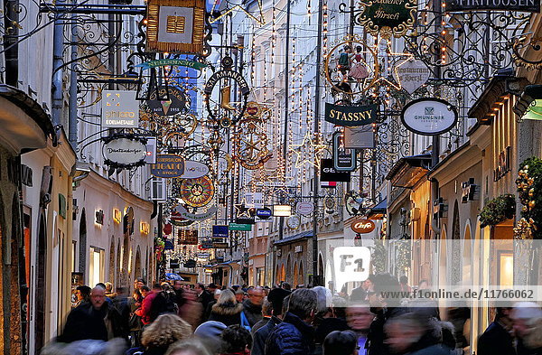 Weihnachtsschmuck in der Getreidegasse  Salzburg  Österreich  Europa