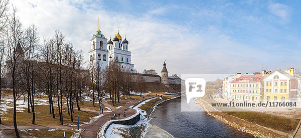 Panoramablick auf die Uferpromenade und den Kreml in Pskow  Russland  Europa