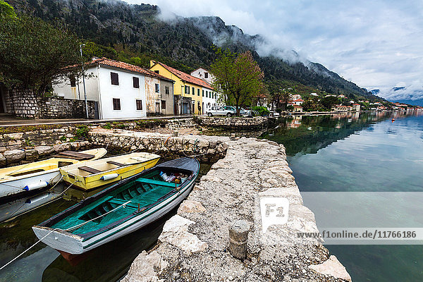 Das Dorf Muo  das gegenüber von Kotor auf der anderen Seite der Bucht liegt  Montenegro  Europa