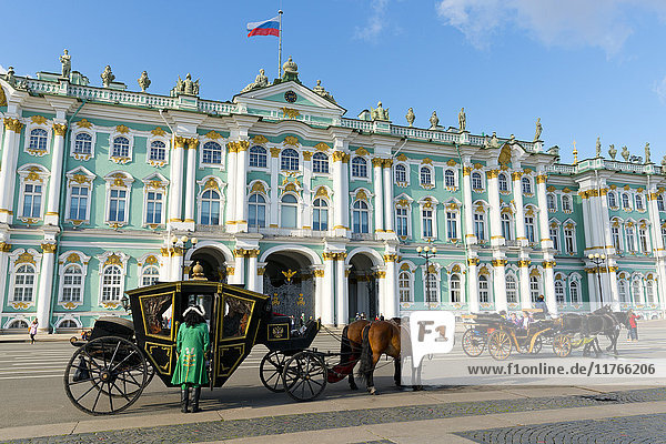 Pferdekutschen vor dem Winterpalast (Staatliches Eremitage-Museum)  Palastplatz (Dvortsovaya-Platz)  UNESCO-Weltkulturerbe  St. Petersburg  Russland  Europa