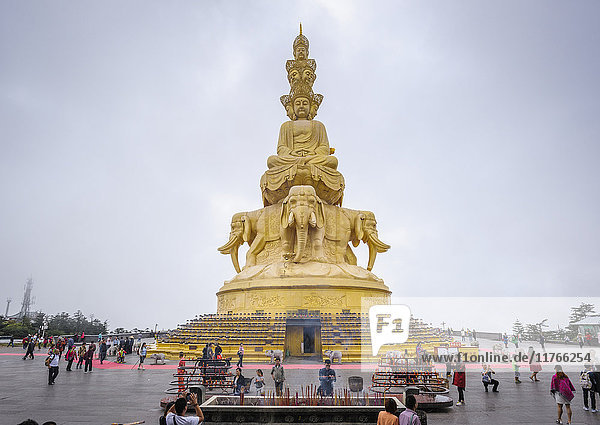 Massive Statue von Samantabhadra auf dem Gipfel des Berges Emei (Emei Shan)  UNESCO-Weltkulturerbe  Provinz Sichuan  China  Asien