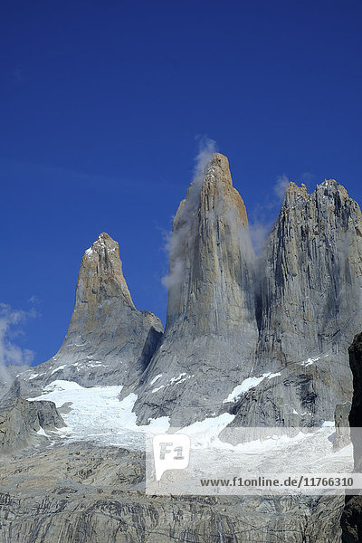 Die Felstürme  die der Gebirgskette Torres del Paine ihren Namen geben  Torres del Paine National Park  Patagonien  Chile  Südamerika