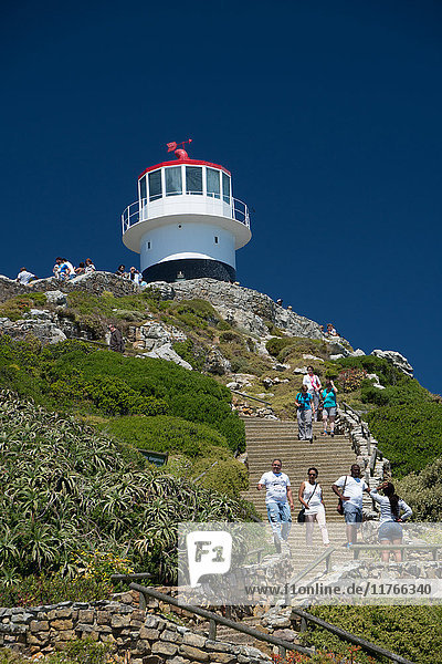 Tourist klettert die Stufen hinauf und hinunter  um den Leuchtturm am Cape Point zu besuchen  Kapstadt  Südafrika  Afrika