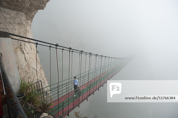 Hängebrücke an den Göttlichen Klippen  Nördliches Yandang-Sehenswürdigkeitsgebiet  Wenzhou  Provinz Zhejiang  China  Asien