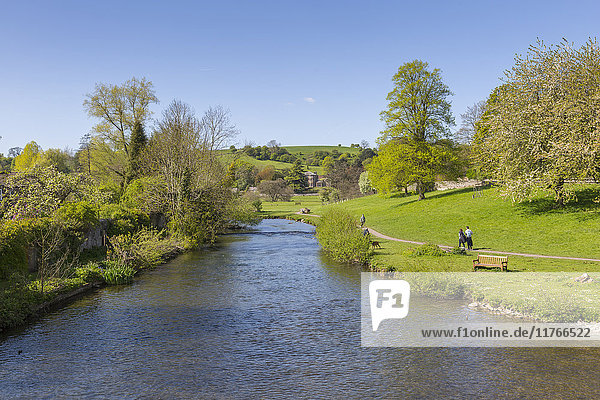 Der Fluss Wye in Bakewell im Frühling  Derbyshire Dales  Derbyshire  England  Vereinigtes Königreich  Europa