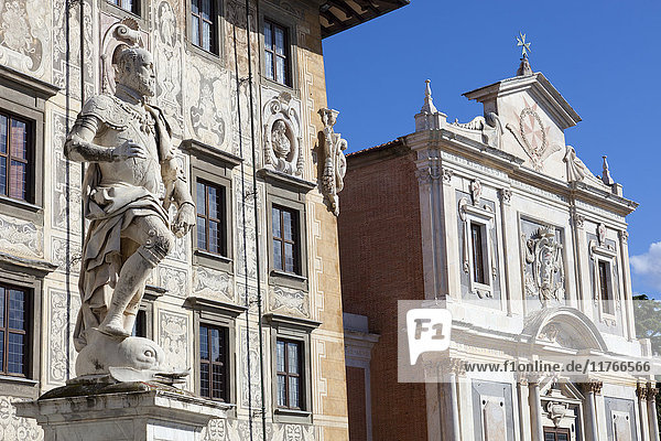Statue von Cosimo I.  der Ritterpalast und die Kirche des Heiligen Stephanus der Ritter  Piazza dei Cavalieri  Pisa  Toskana  Italien  Europa