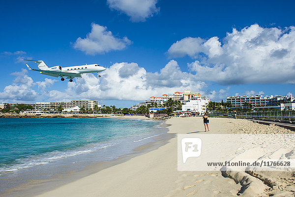 Flugzeug auf dem internationalen Flughafen Princess Juliana in Maho Bay  Sint Maarten  Westindien  Karibik  Mittelamerika