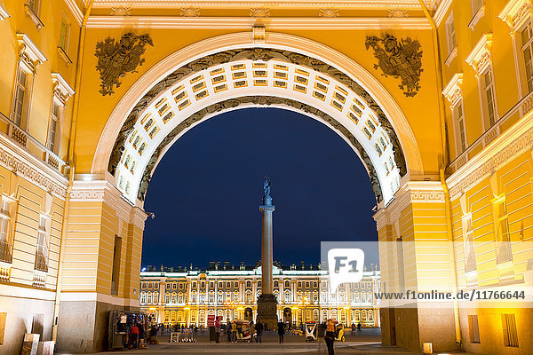 Blick auf den Schlossplatz  die Alexandersäule und den Winterpalast durch den Triumphbogen des Generalstabsgebäudes  UNESCO-Weltkulturerbe  St. Petersburg  Russland  Europa