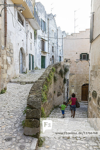 Typische Steingassen im alten Stadtzentrum von Matera  auch bekannt als die unterirdische Stadt  Matera  Basilikata  Italien  Europa