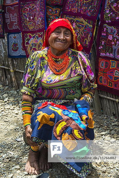 Traditionell gekleidete Kuna-Indianerin  Achutupu  San Blas Inseln  Kuna Yala  Panama  Mittelamerika