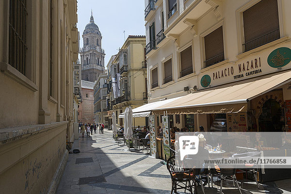 Kathedrale von Malaga und Café in einer engen Straße  Malaga  Costa del Sol  Andalusien  Spanien  Europa