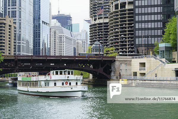 Sightseeing-Boot auf dem Chicago River  Chicago  Illinois  Vereinigte Staaten von Amerika  Nord-Amerika