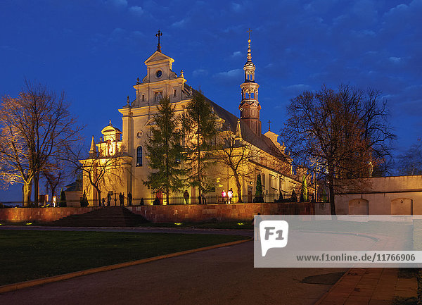 Kielce Kathedrale Basilika in der Dämmerung  Kielce  Swietokrzyskie Woiwodschaft  Polen  Europa