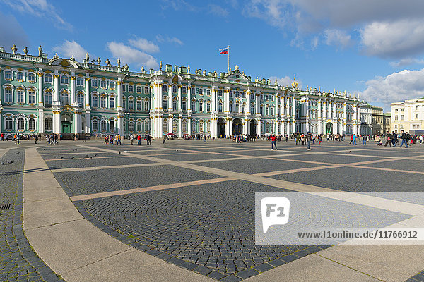 Schlossplatz (Dworzowaja-Platz) und Winterpalast (Staatliches Eremitage-Museum)  UNESCO-Weltkulturerbe  St. Petersburg  Russland  Europa