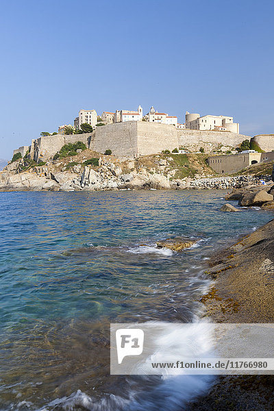 Die alte befestigte Zitadelle auf der Landzunge  umgeben vom klaren Meer  Calvi  Region Balagne  Nordwesten Korsikas  Frankreich  Mittelmeer  Europa