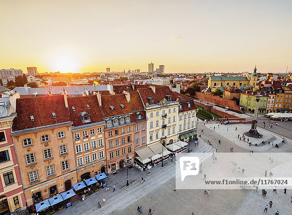 Erhöhte Ansicht des Schlossplatzes und der Krakowskie Przedmiescie Straße  Altstadt  Warschau  Woiwodschaft Masowien  Polen  Europa