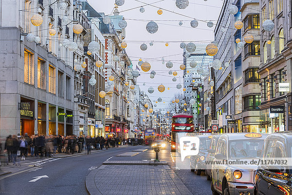 Weihnachtslichter  Oxford Street  West End  London  England  Vereinigtes Königreich  Europa