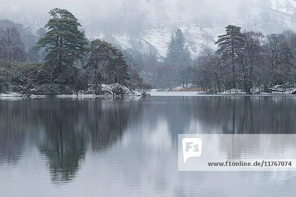 Eine Winterszene am Rydal Water  Lake District National Park  Cumbria  England  Vereinigtes Königreich  Europa
